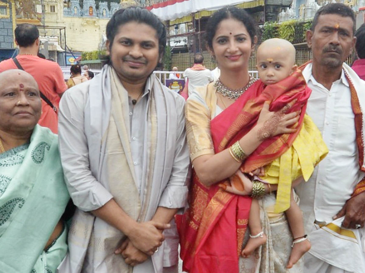 Prabhas_20sister_20in_20tirumala14_0.jpg 15