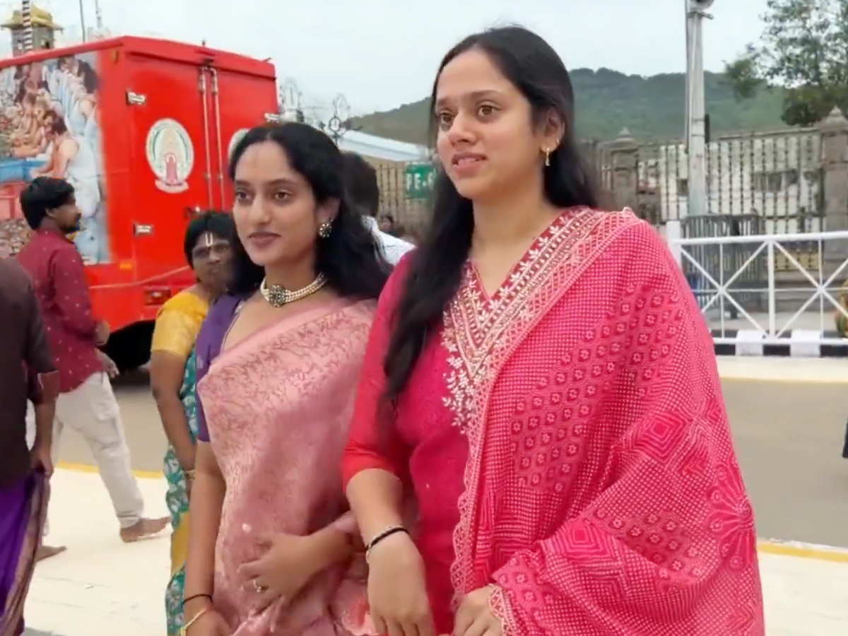Prabhas_20sister_20in_20tirumala2_0.jpg 3