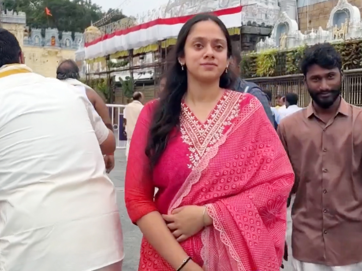 Prabhas_20sister_20in_20tirumala4_0.jpg 5