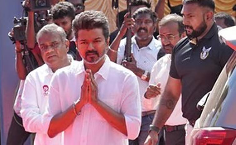 Vijay_Met_Karur_Victims.jpg