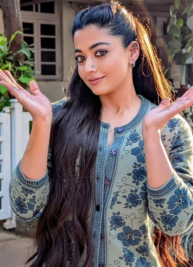 Actress_20Rashmika_20Mandanna_20At_20Thama_20Movie_20Working_20Stills_20HD__20_2811_29.jpg 11