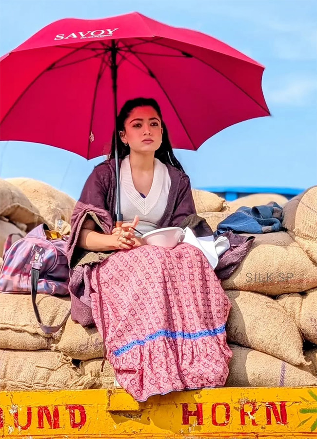 Actress_20Rashmika_20Mandanna_20At_20Thama_20Movie_20Working_20Stills_20HD__20_2818_29.jpg 18