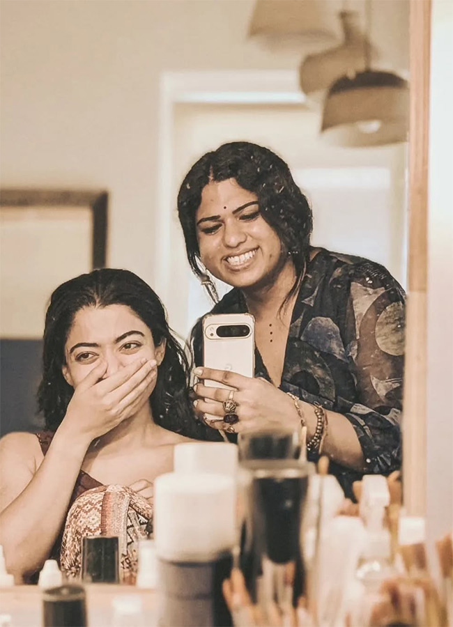 Actress_20Rashmika_20Mandanna_20At_20Thama_20Movie_20Working_20Stills_20HD__20_283_29.jpg 3