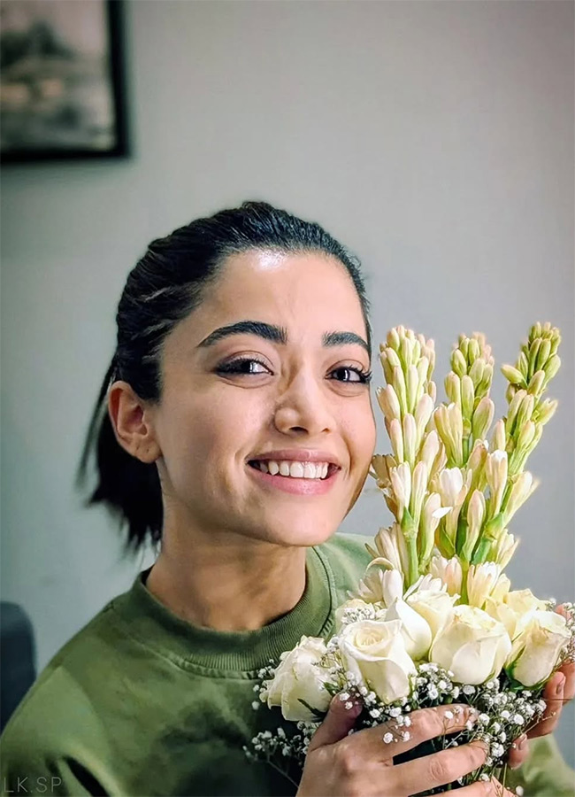 Actress_20Rashmika_20Mandanna_20At_20Thama_20Movie_20Working_20Stills_20HD__20_285_29.jpg 5