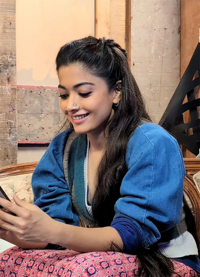 Actress_20Rashmika_20Mandanna_20At_20Thama_20Movie_20Working_20Stills_20HD__20_287_29.jpg 7