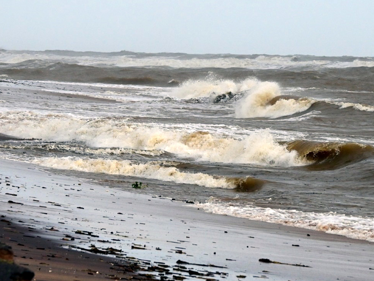 Cyclone_20Montha_20Slams_20AP_20Coast_20Photos_20_2826_29.jpg 30