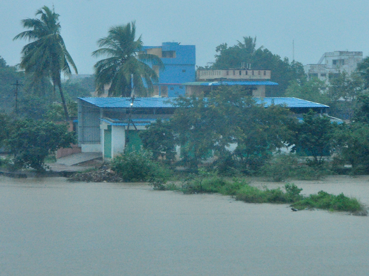 Cyclone_20Montha_20Slams_20AP_20Coast_20Photos_20_2849_29.jpg 53