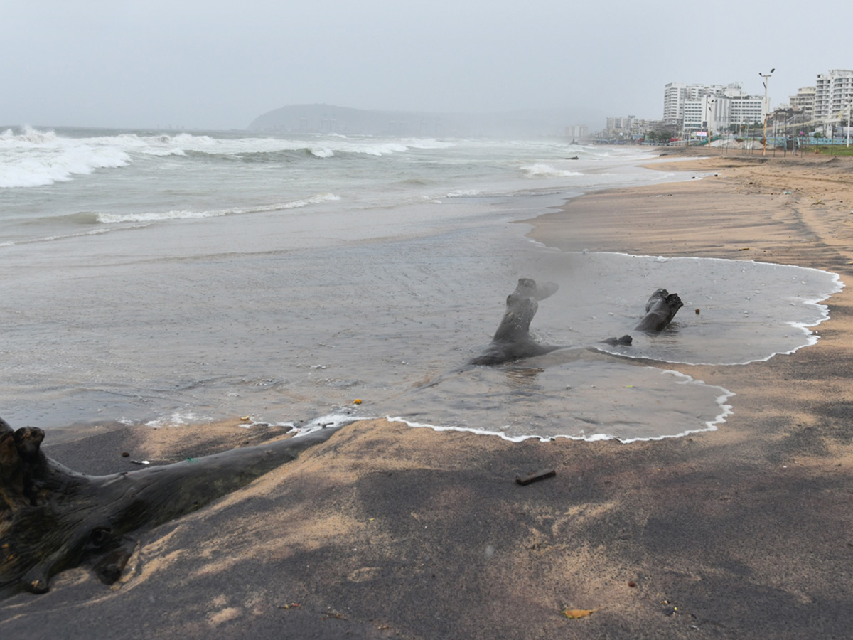 Cyclone_20Montha_20_20Heavy_20Rainfall_20in_20Visakhapatnam_20Photos__20_285_29.jpg 5