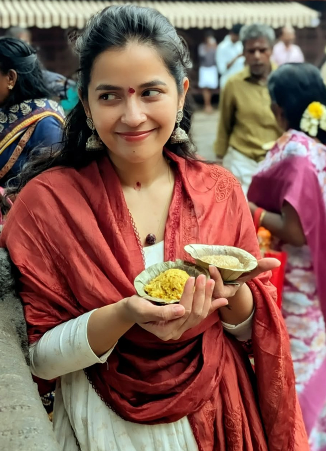 Komalee_20prasad15.jpg 16