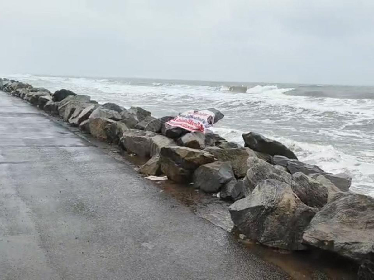 Montha_20Cyclone_20_20Dangerous_20Situation_20at_20Uppada_20Beach_20Road_20Kakinada__20_2810_29.jpg 10