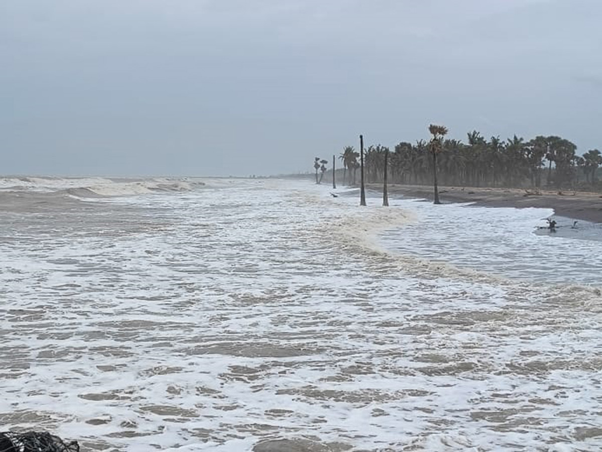 Montha_20Cyclone_20_20Dangerous_20Situation_20at_20Uppada_20Beach_20Road_20Kakinada__20_2811_29.jpg 11