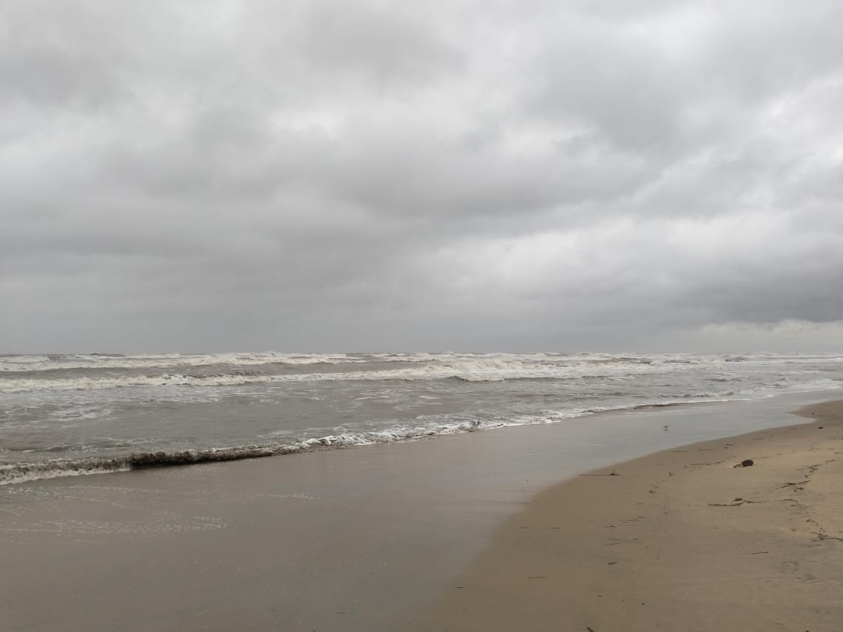 Montha_20Cyclone_20_20Dangerous_20Situation_20at_20Uppada_20Beach_20Road_20Kakinada__20_2814_29.jpg 14