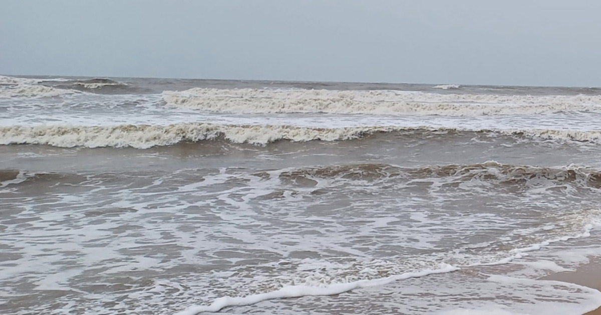 Montha_20Cyclone_20_20Dangerous_20Situation_20at_20Uppada_20Beach_20Road_20Kakinada__20_2816_29.jpg 16