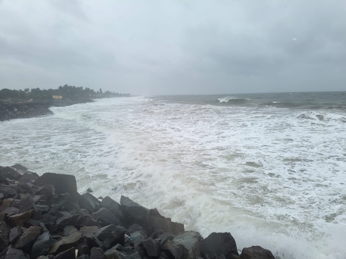 Montha_20Cyclone_20_20Dangerous_20Situation_20at_20Uppada_20Beach_20Road_20Kakinada__20_2820_29.jpg 20