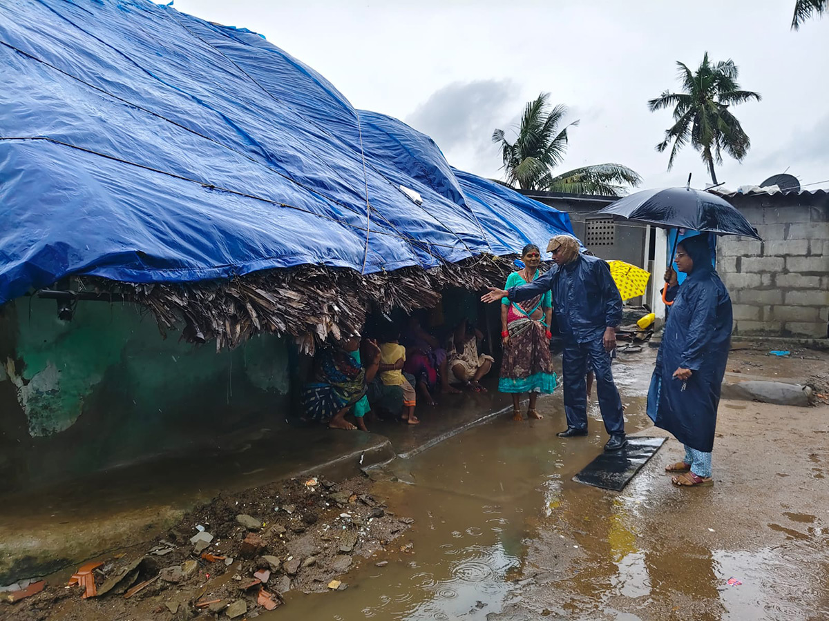 Montha_20Cyclone_20_20Dangerous_20Situation_20at_20Uppada_20Beach_20Road_20Kakinada__20_2821_29.jpg 21