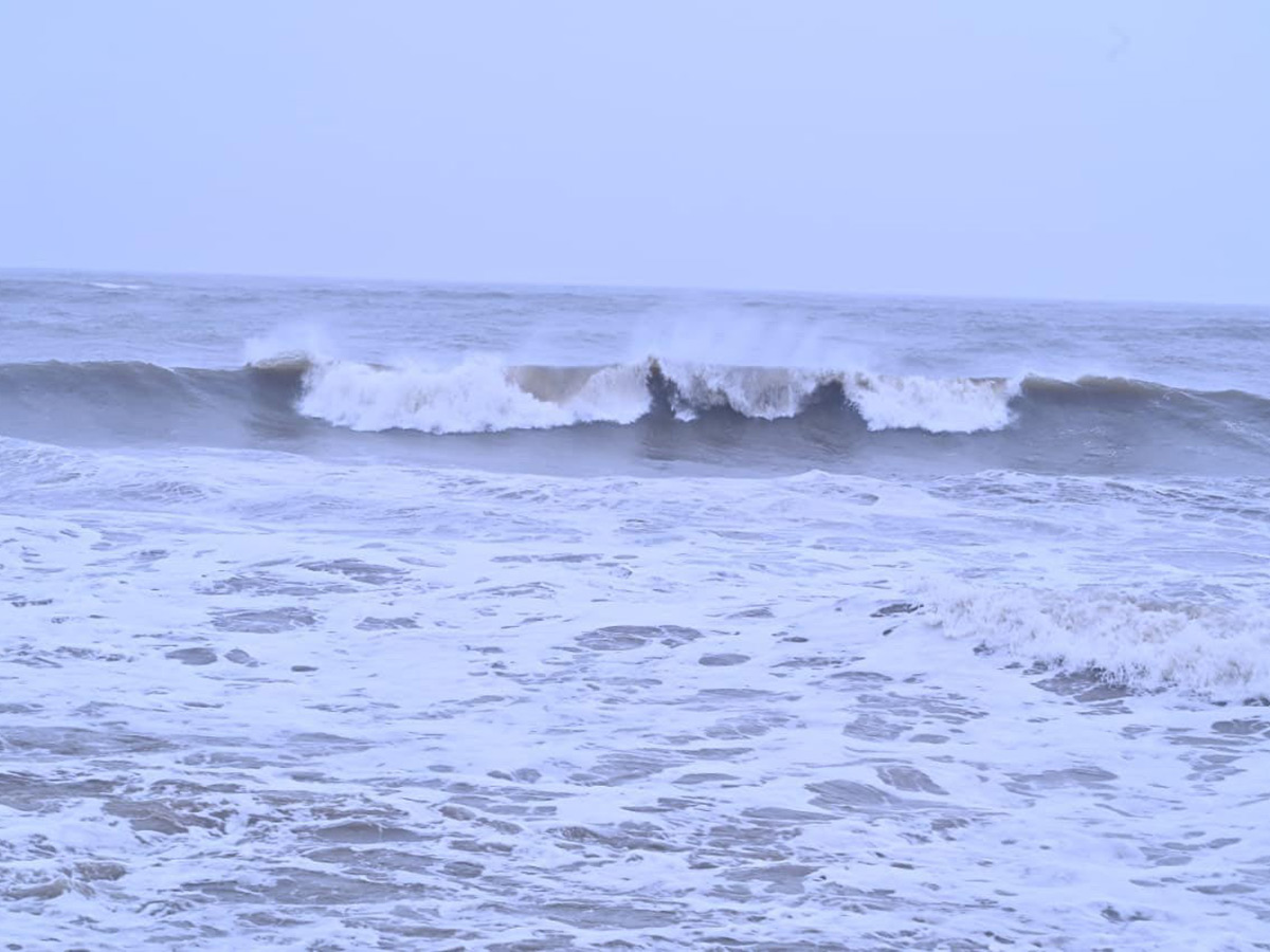 Montha_20Cyclone_20_20Dangerous_20Situation_20at_20Uppada_20Beach_20Road_20Kakinada__20_2824_29.jpg 24