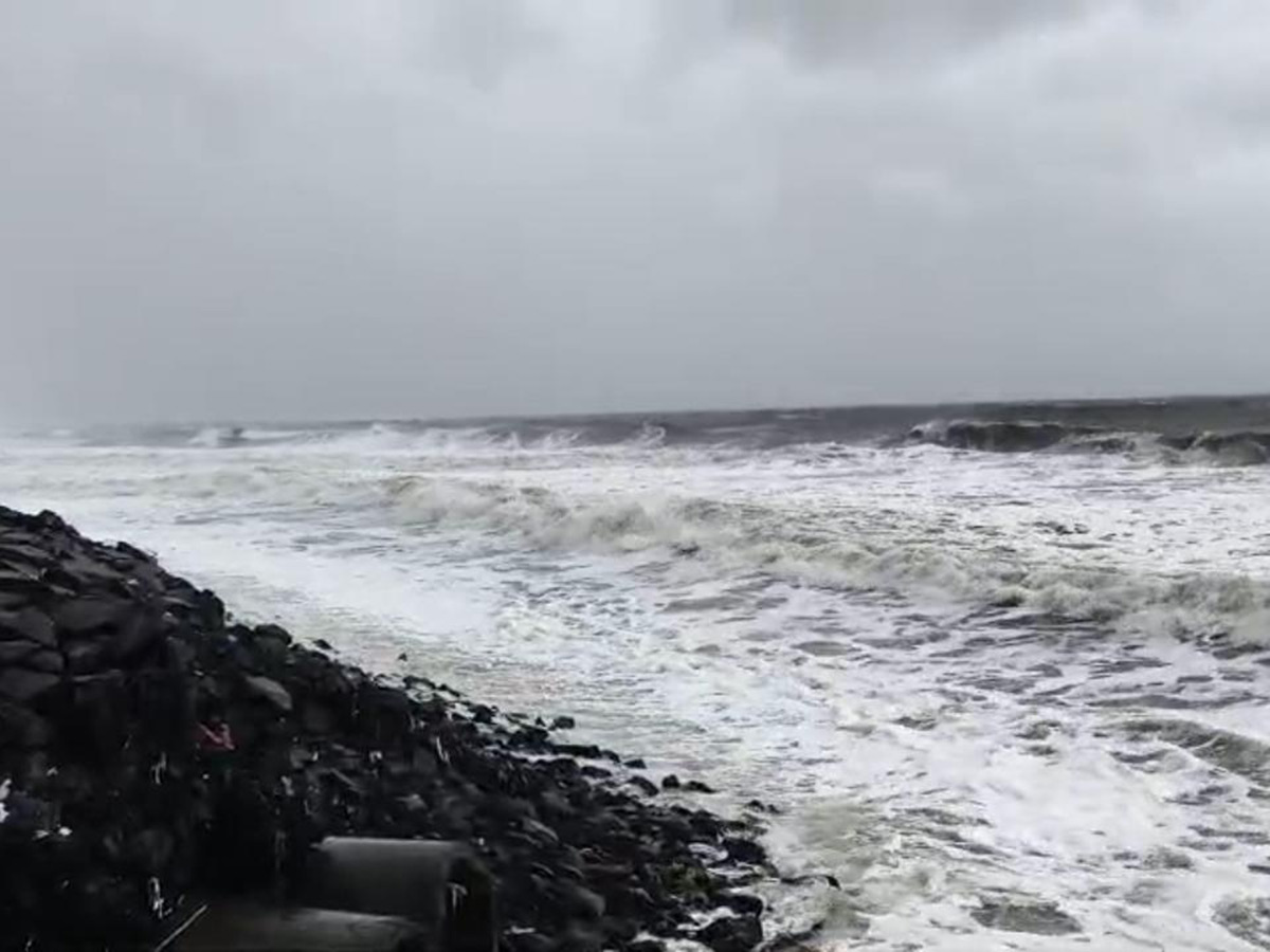 Montha_20Cyclone_20_20Dangerous_20Situation_20at_20Uppada_20Beach_20Road_20Kakinada__20_284_29.jpg 4