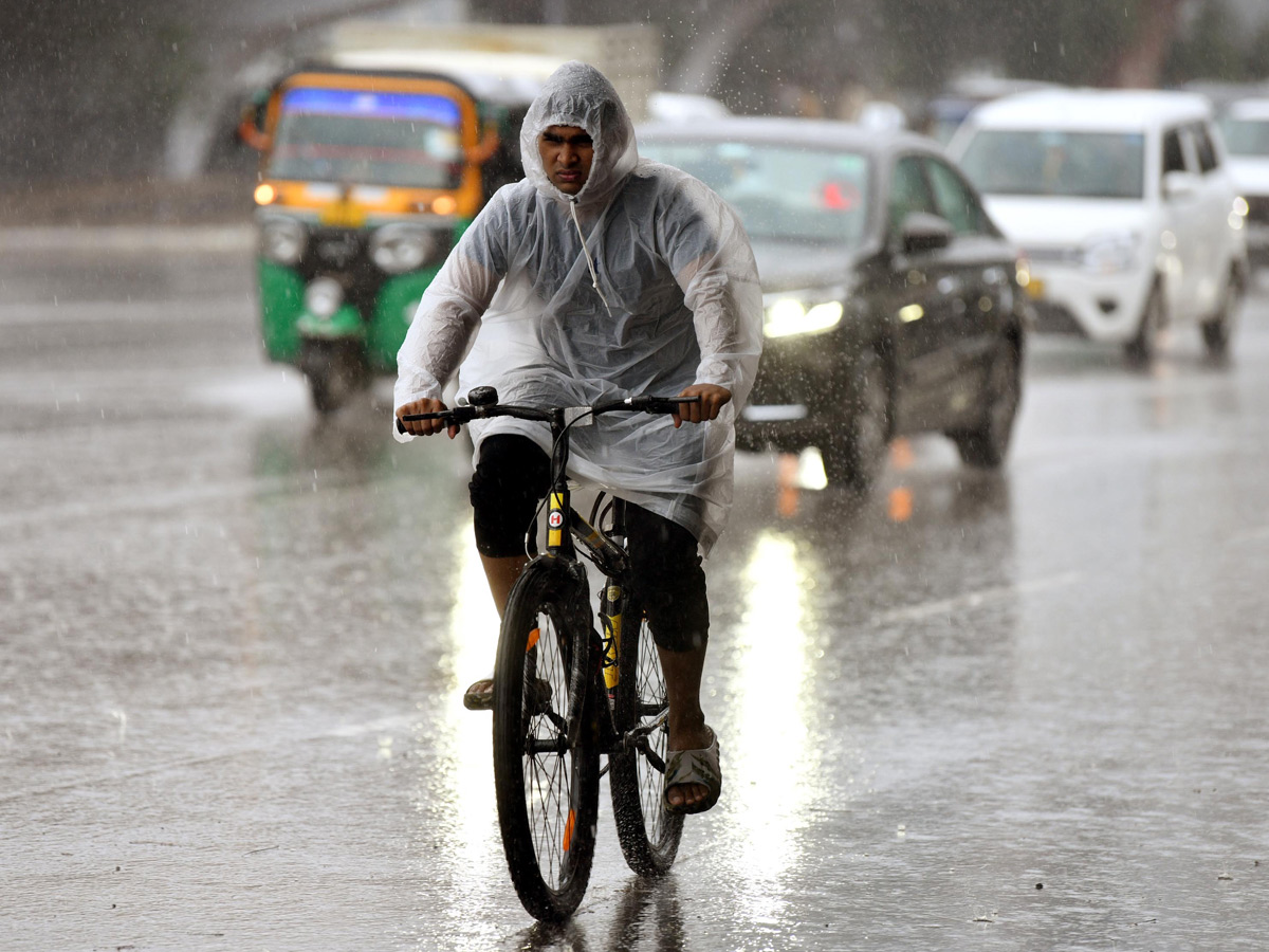 Hyderabad_20Heavy_20Rain_20lashes_20in_20Various_20places_20of_20City_20Photos_20_2811_29.jpg 13