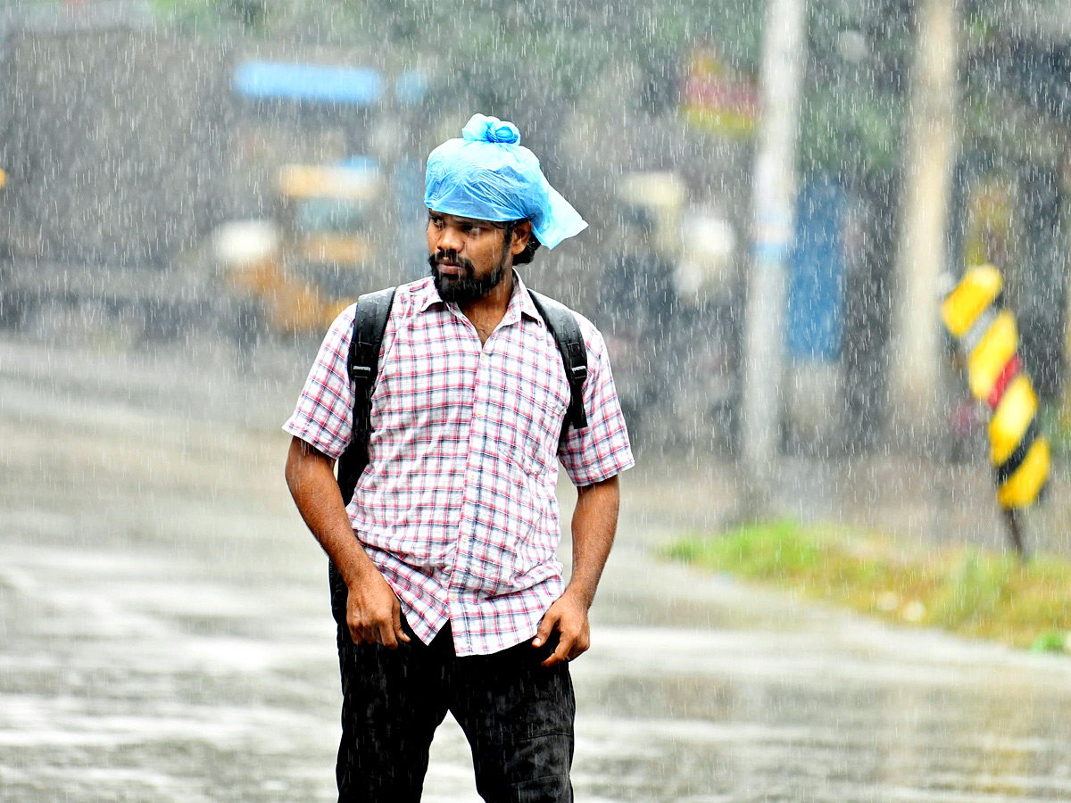 Hyderabad_20Heavy_20Rain_20lashes_20in_20Various_20places_20of_20City_20Photos_20_282_29.jpg 4