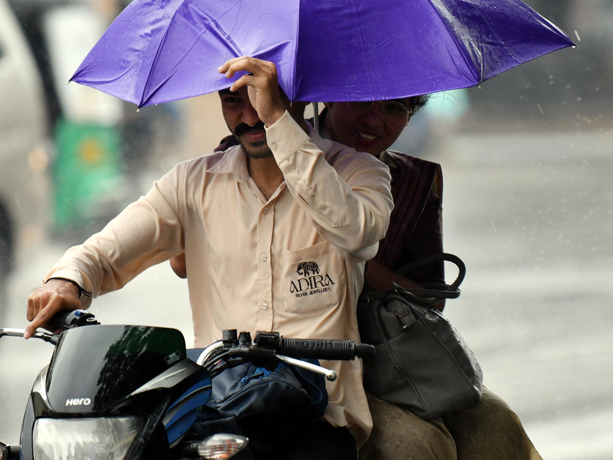 Hyderabad_20Heavy_20Rain_20lashes_20in_20Various_20places_20of_20City_20Photos_20_288_29.jpg 10