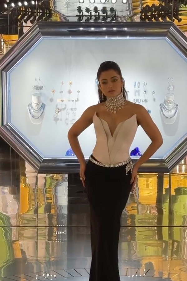 Rashmika_20Mandanna_20Slays_20The_20Fashion_20Game_20In_20A_20White_20Corset_20Top_20PHotos_20_283_29.jpg 4