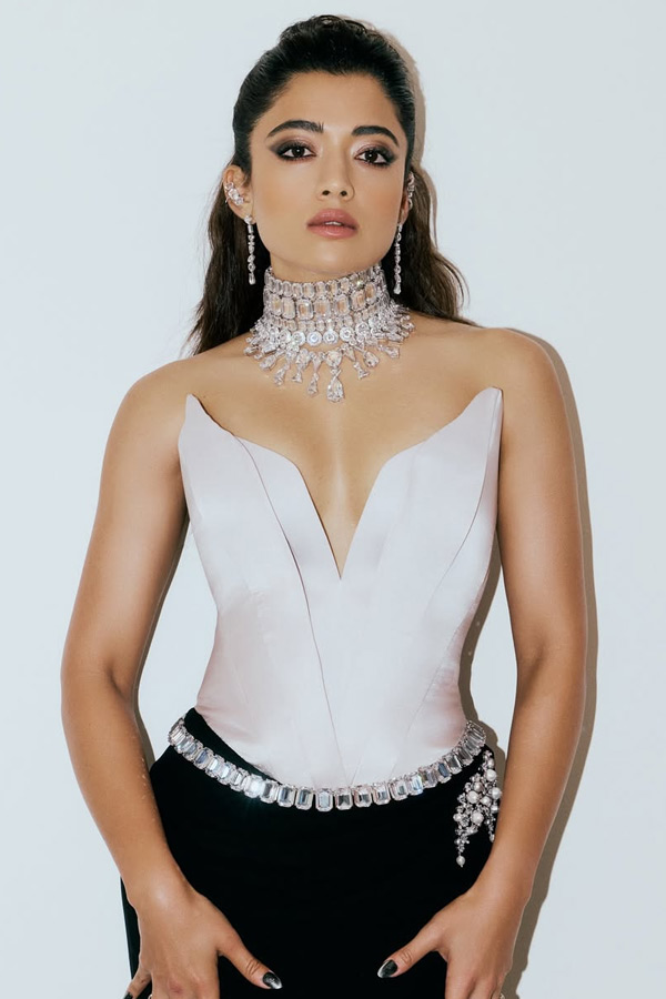 Rashmika_20Mandanna_20Slays_20The_20Fashion_20Game_20In_20A_20White_20Corset_20Top_20PHotos_20_289_29.jpg 10