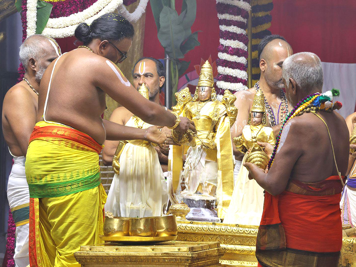 Devotional_20_20Pushpa_20Yagam_20Mahotsavam_20in_20Tirumala__20_288_29.jpg 8