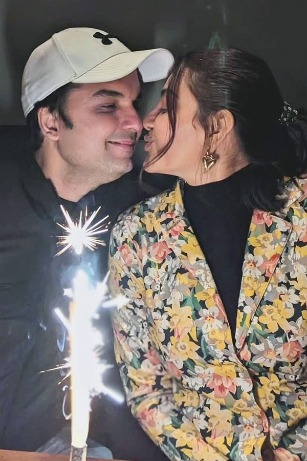 Actress_20Kajal_20Aggarwal_20celebrates_20five_20years_20of_20marriage_20with_20Gautam_20Kitchlu_20Photos_20_2813_29.jpg 19