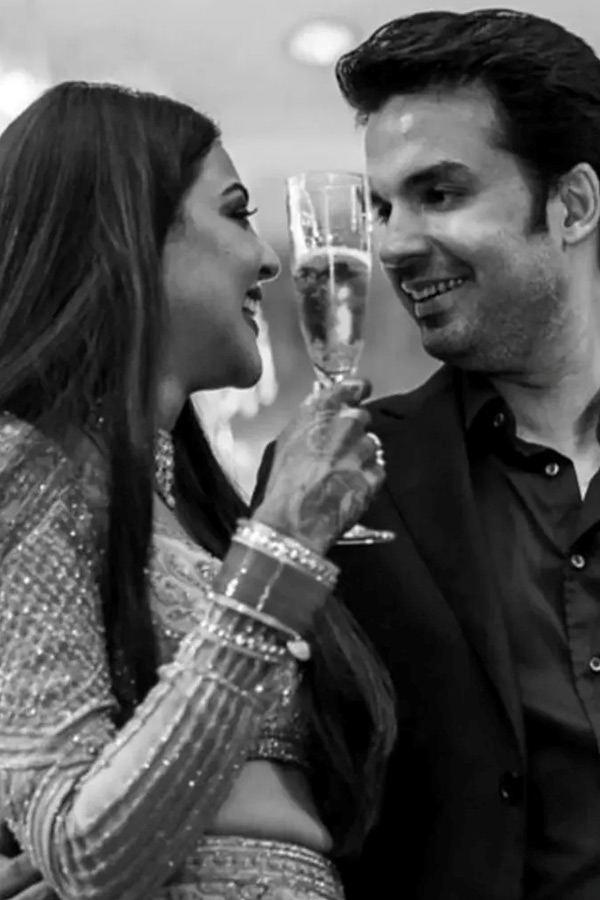 Actress_20Kajal_20Aggarwal_20celebrates_20five_20years_20of_20marriage_20with_20Gautam_20Kitchlu_20Photos_20_2831_29.jpg 32