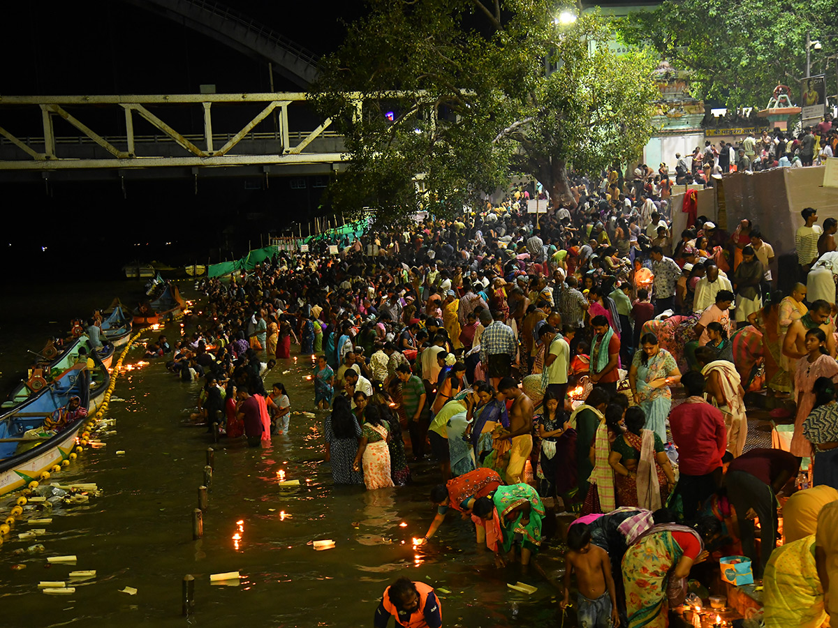 Devotional_20_20Devotees_20Rush_20at_20Temples_20in_20Karthika_20Somavaram__20_2821_29.jpg 21
