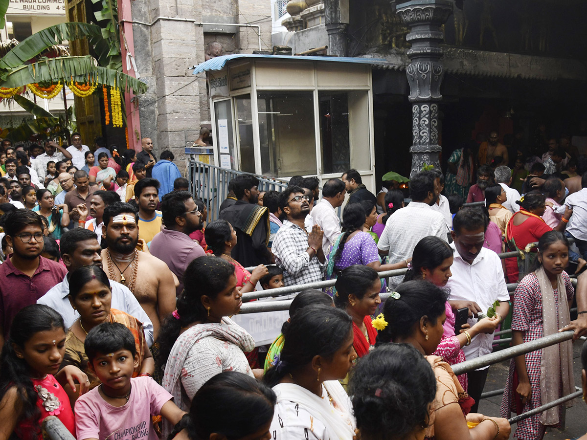 Devotional_20_20Devotees_20Rush_20at_20Temples_20in_20Karthika_20Somavaram__20_284_29.jpg 4