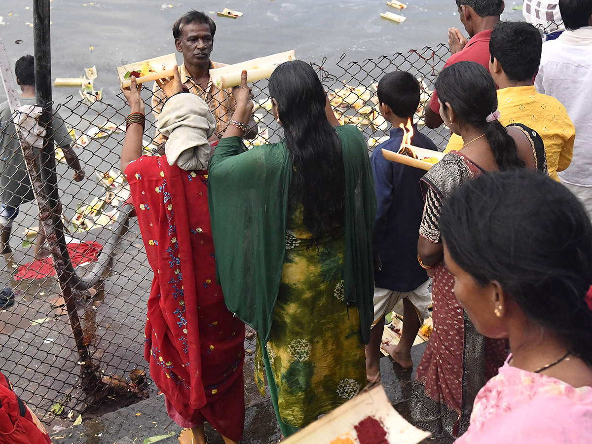 Devotional_20_20Devotees_20Rush_20at_20Temples_20in_20Karthika_20Somavaram__20_286_29.jpg 6