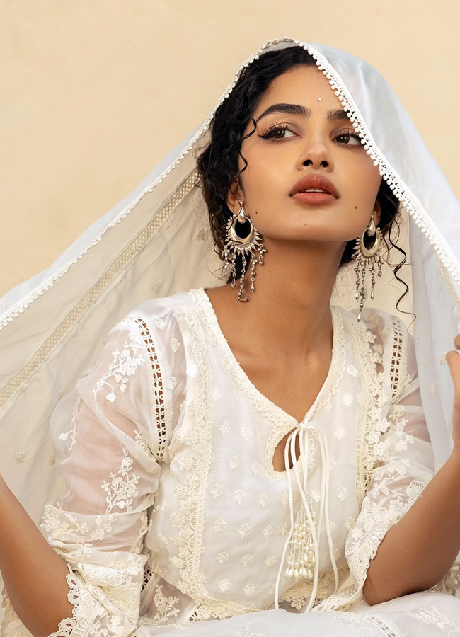 Anupama_20Parameswaran5.jpg 6