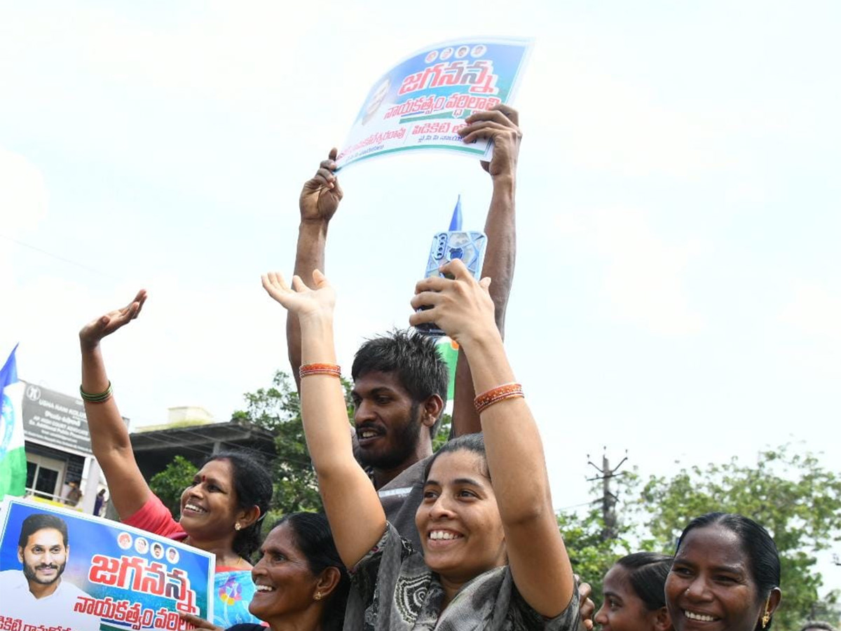 Unstoppable_20Jagan_20Mass_20Craze_20Krishna_20District_20Tour_20Photos__20_2819_29.jpg 19