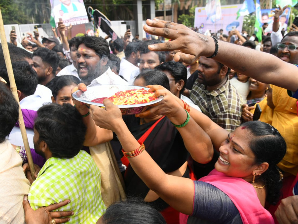 Unstoppable_20Jagan_20Mass_20Craze_20Krishna_20District_20Tour_20Photos__20_2826_29.jpg 26