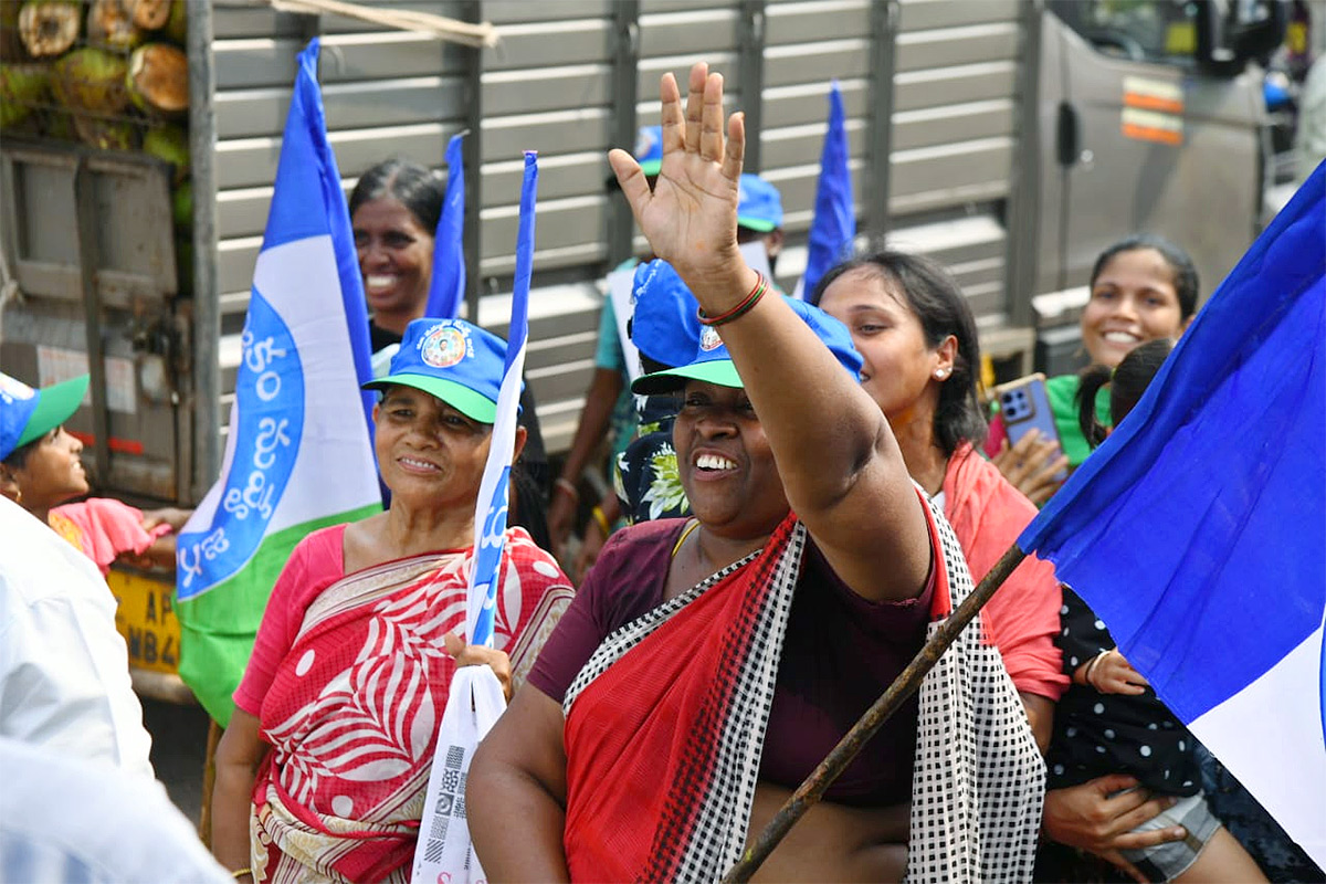 Unstoppable_20Jagan_20Mass_20Craze_20Krishna_20District_20Tour_20Photos__20_2831_29.jpg 31