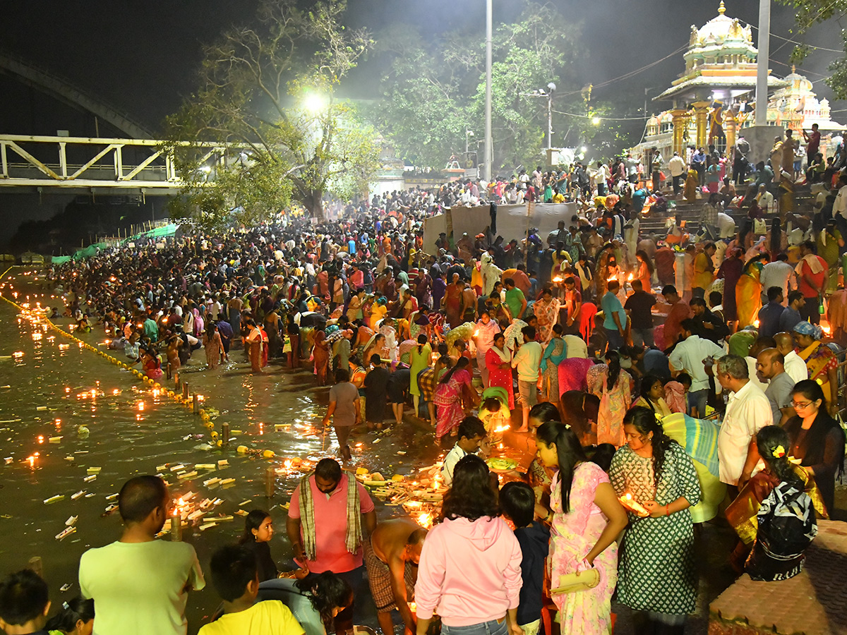 Karthika_20Pournami_202022_20Celebrations_20Pushkar_20Ghat_20Rajahmundry__20_2811_29.jpg 11