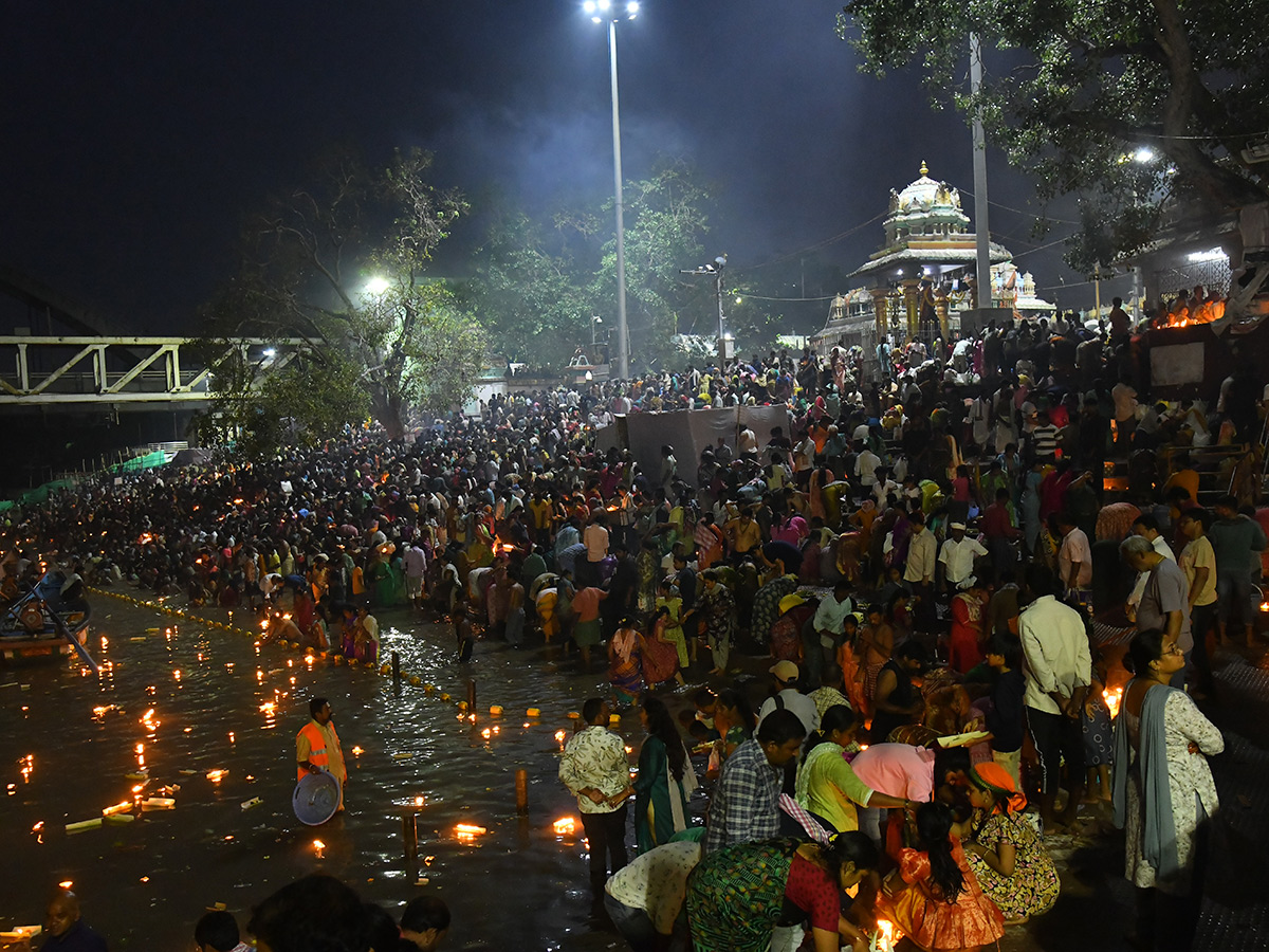 Karthika_20Pournami_202022_20Celebrations_20Pushkar_20Ghat_20Rajahmundry__20_281_29.jpg 1