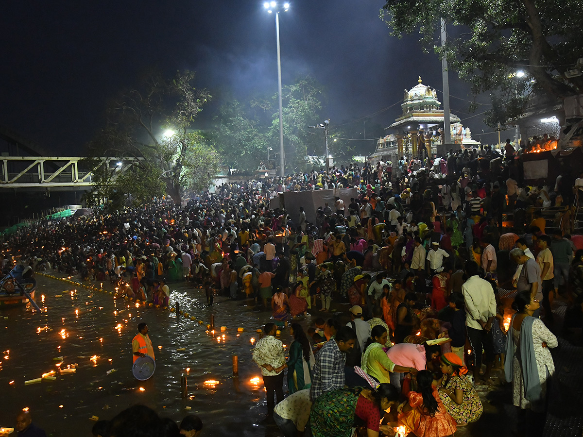 Karthika_20Pournami_202022_20Celebrations_20Pushkar_20Ghat_20Rajahmundry__20_282_29.jpg 2