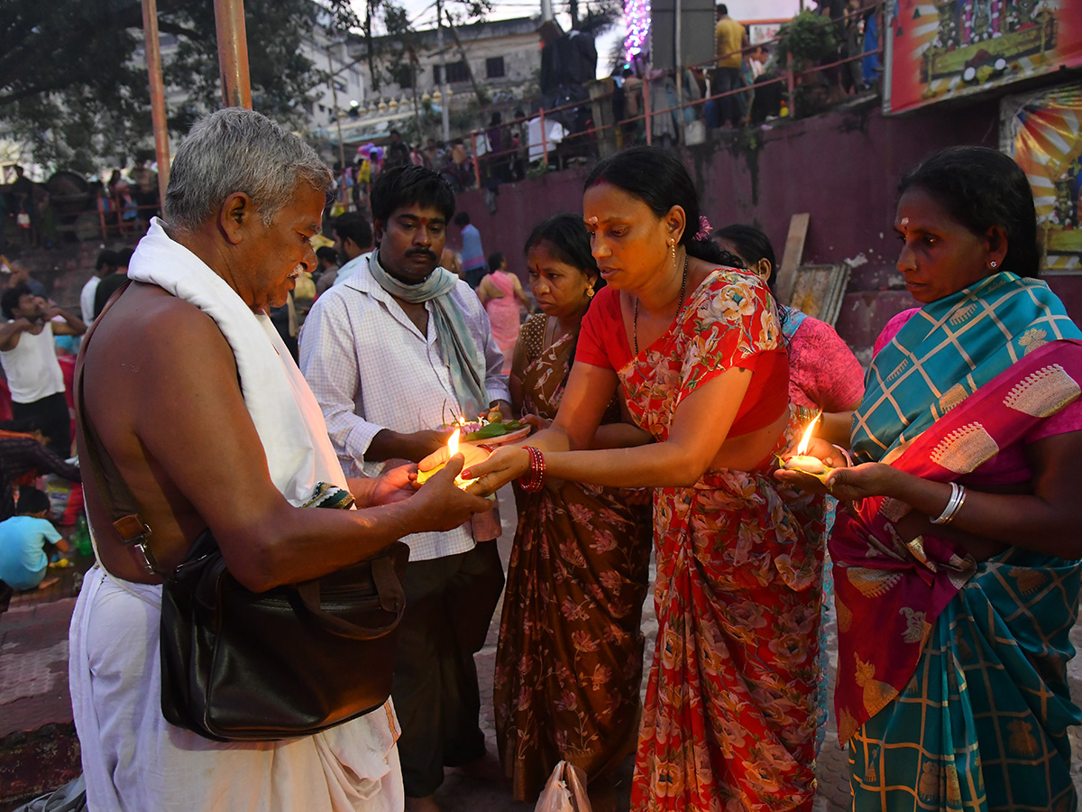 Karthika_20Pournami_202022_20Celebrations_20Pushkar_20Ghat_20Rajahmundry__20_284_29.jpg 4