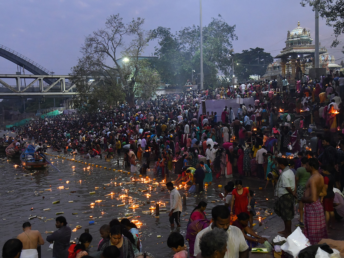 Karthika_20Pournami_202022_20Celebrations_20Pushkar_20Ghat_20Rajahmundry__20_287_29.jpg 7