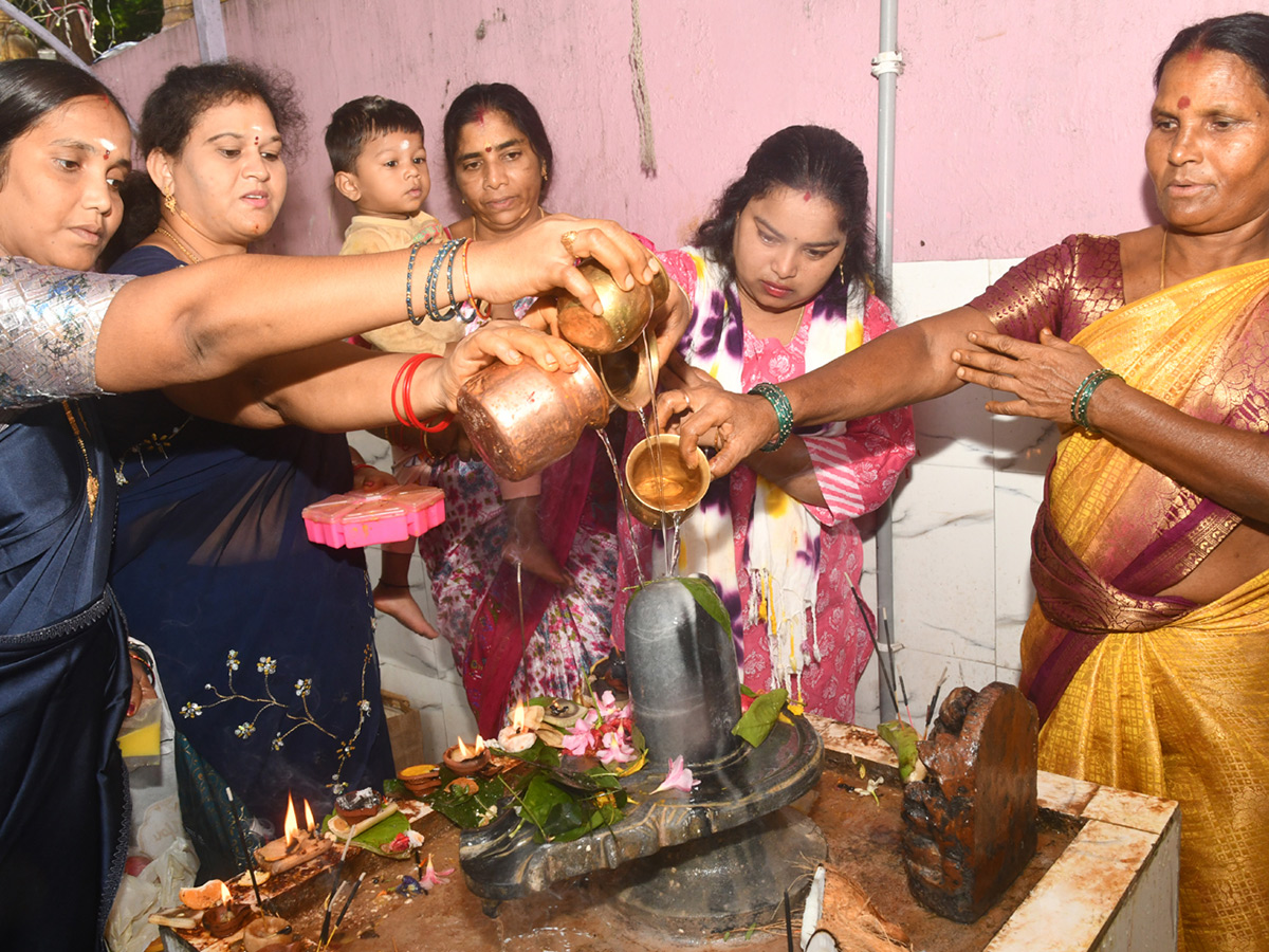 Karthika_20Pournami_20Temple_20Crowded_20with_20Devotees_20Photos__20_2813_29.jpg 13