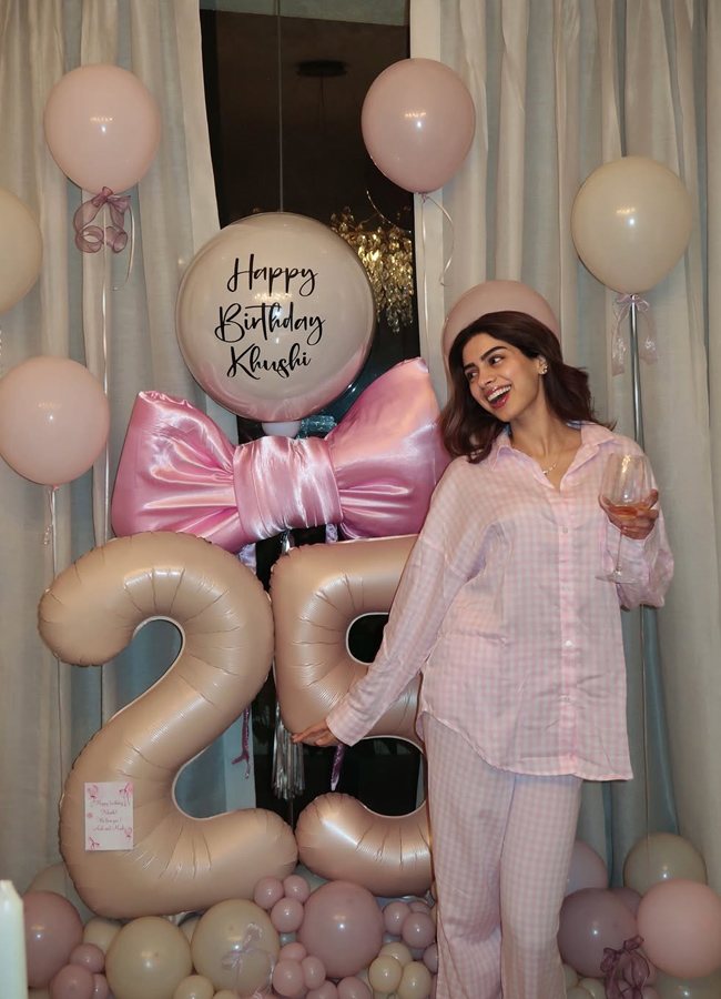 khushi_20kapoor_20birthday1.jpg 2