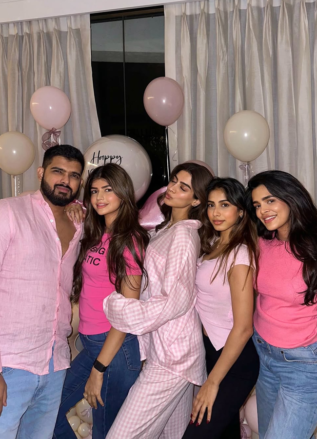 khushi_20kapoor_20birthday5.jpg 6
