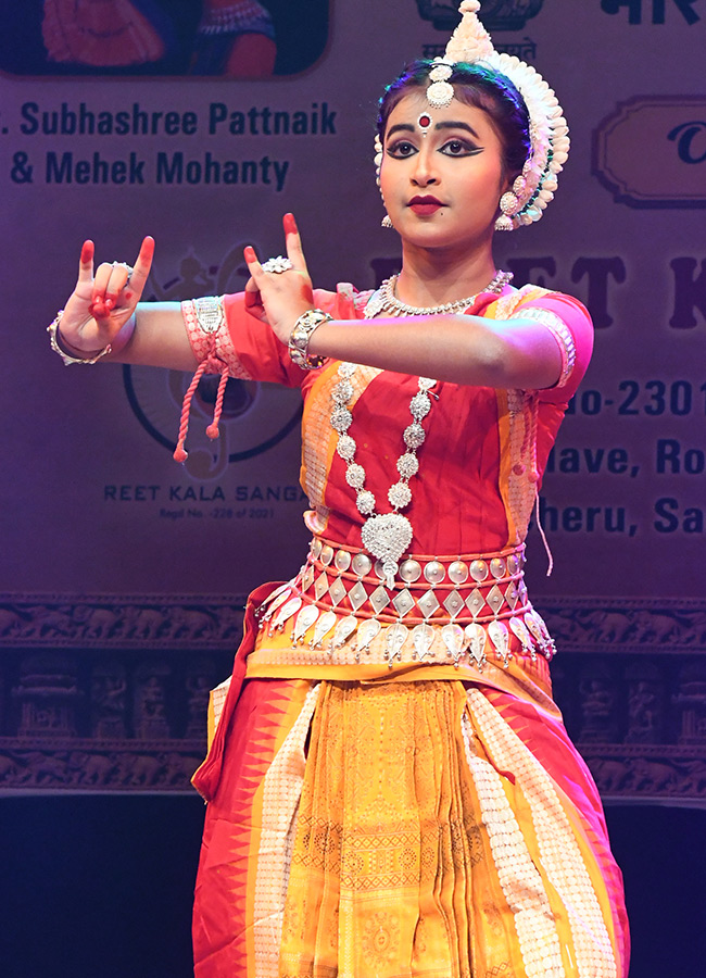 Kuchipudi_20Ravindra_20Bharathi_20Hyderabad__20_2814_29.jpg 16