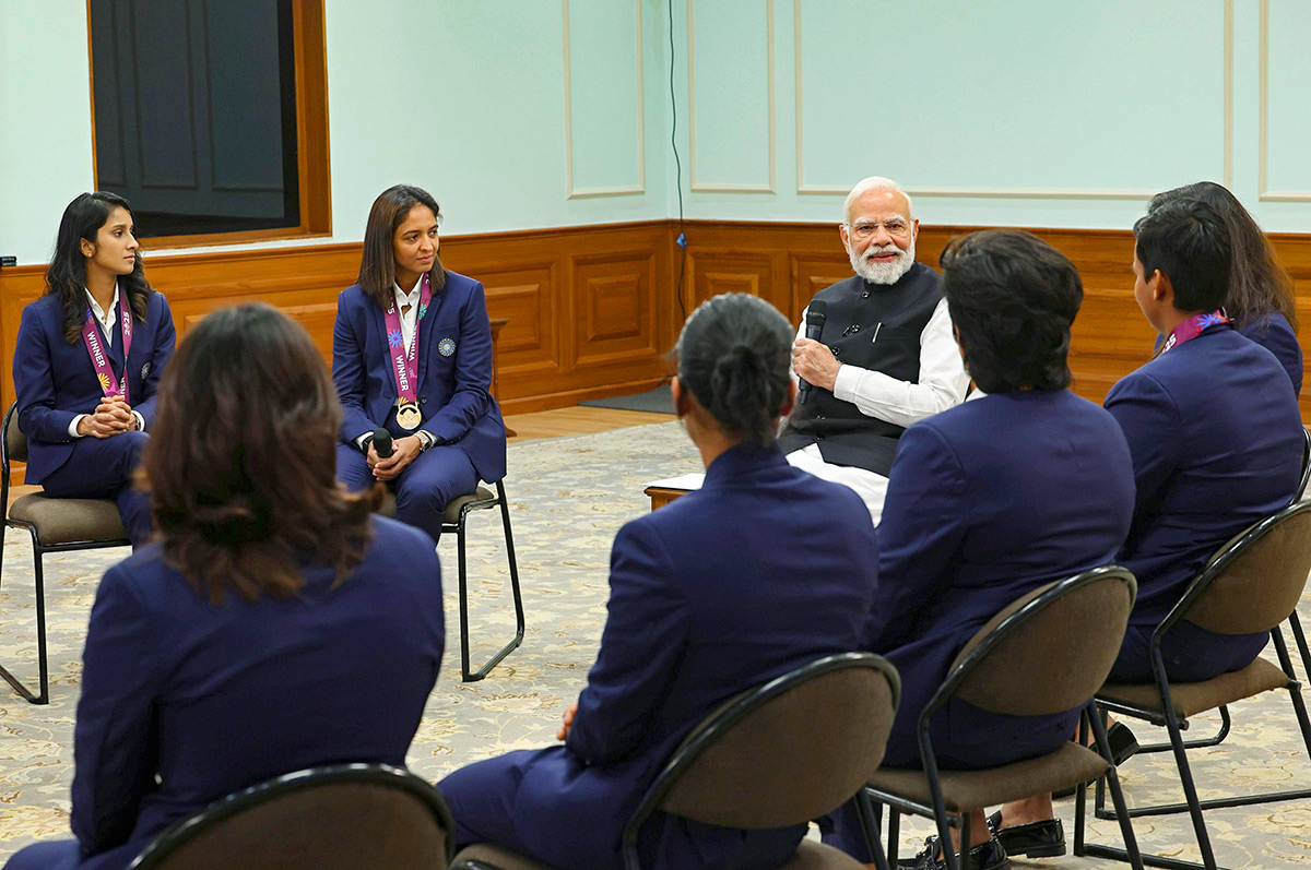 Narendra_20Modi_20winning_20trophy_20along_20with_20the_20Indian_20womens_20cricket_20team__20_2811_29.jpg 11