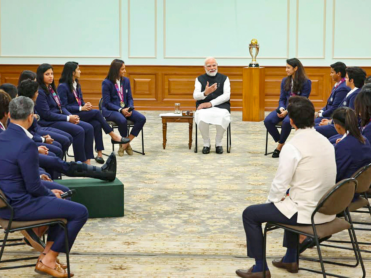 Narendra_20Modi_20winning_20trophy_20along_20with_20the_20Indian_20womens_20cricket_20team__20_281_29.jpg 1