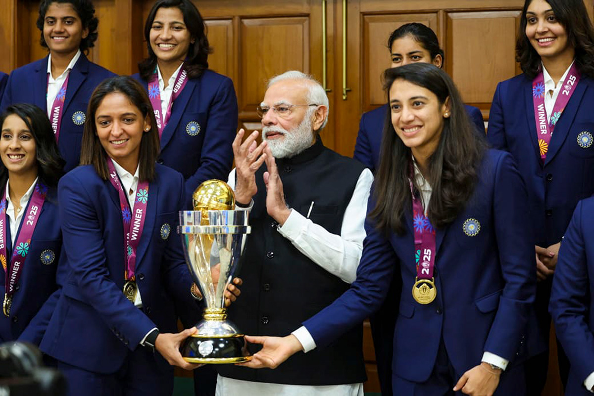Narendra_20Modi_20winning_20trophy_20along_20with_20the_20Indian_20womens_20cricket_20team__20_283_29.jpg 4