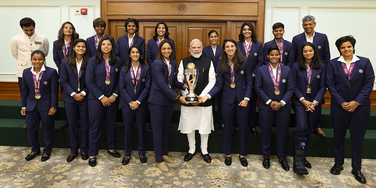 Narendra_20Modi_20winning_20trophy_20along_20with_20the_20Indian_20womens_20cricket_20team__20_285_29.jpg 5