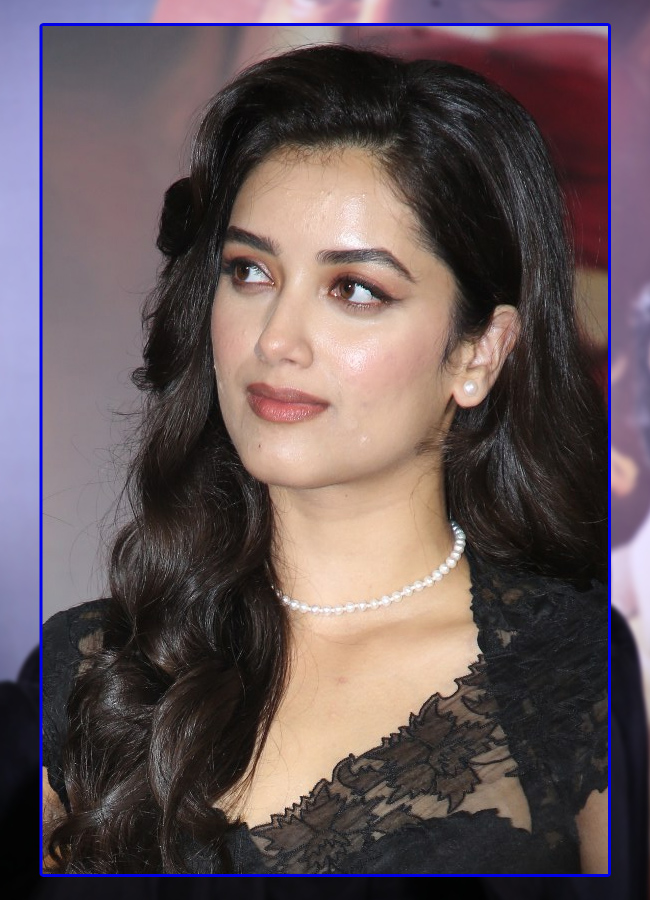 Bagyasree_20borse_20at_20kanta_20movie_20trailer_20event8.jpg 9